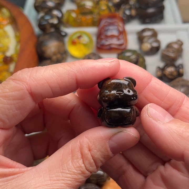 琥珀未镶嵌颈饰熊