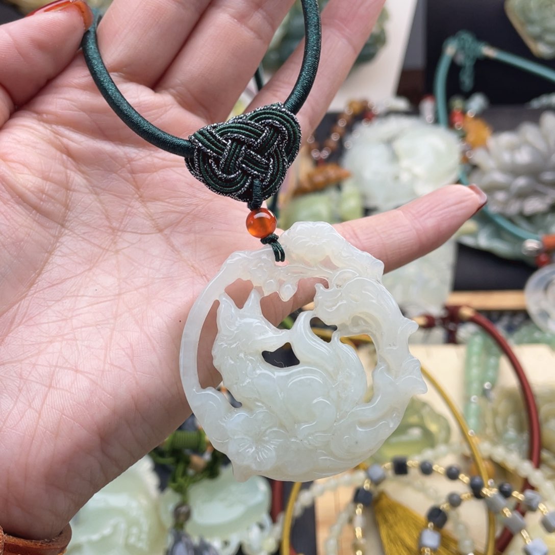 蛇纹石玉颈饰未镶嵌