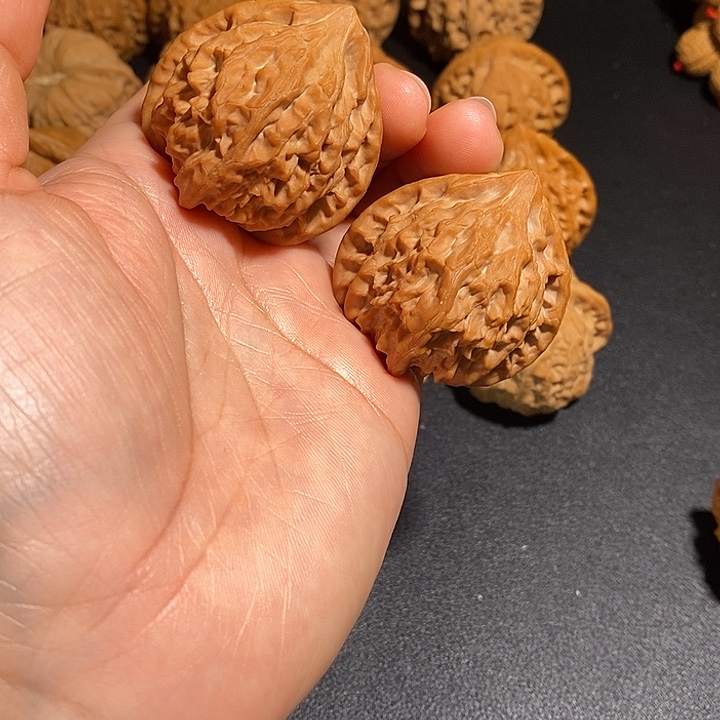 文玩核桃吊坠血灯笼