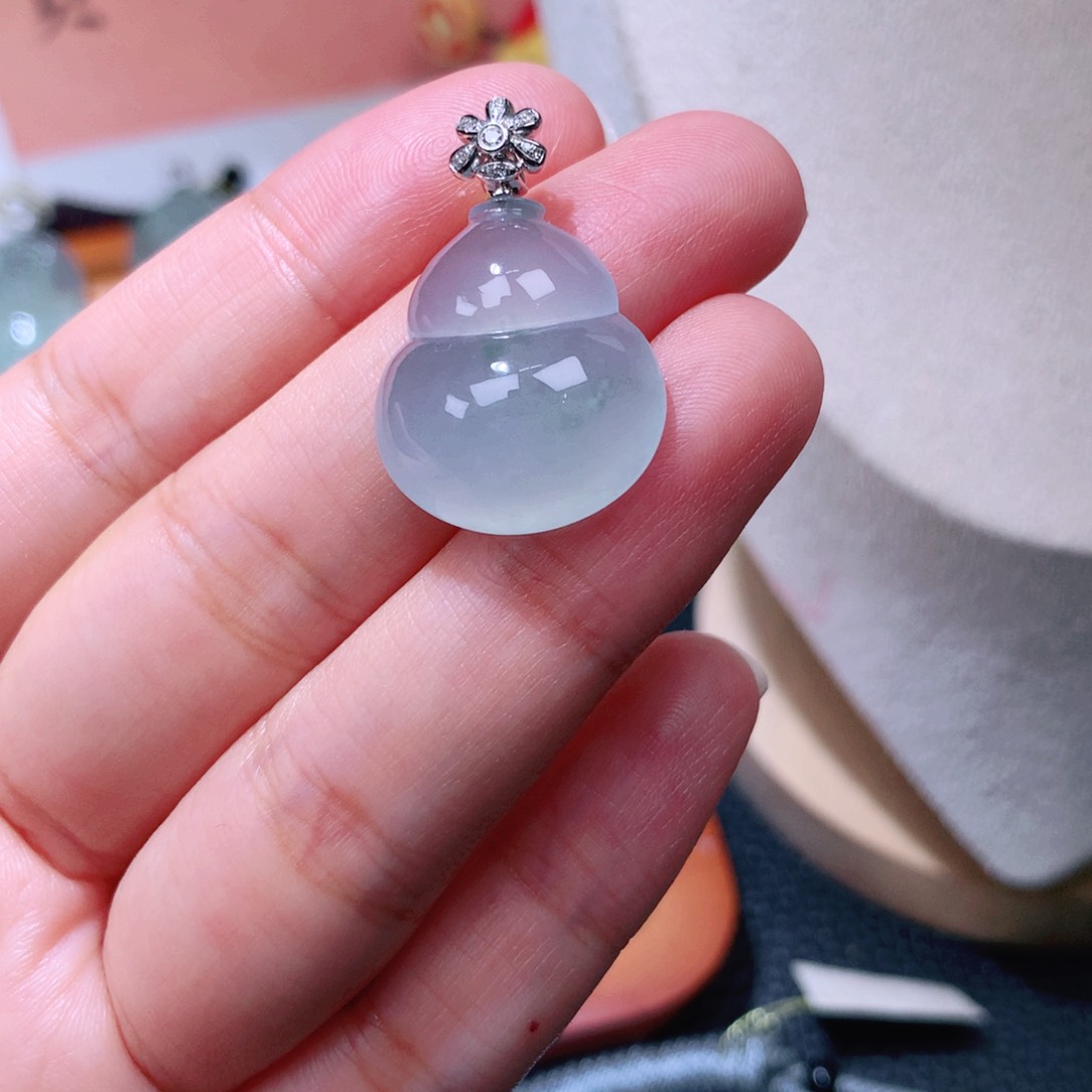 颈饰18K金镶嵌翡翠葫芦