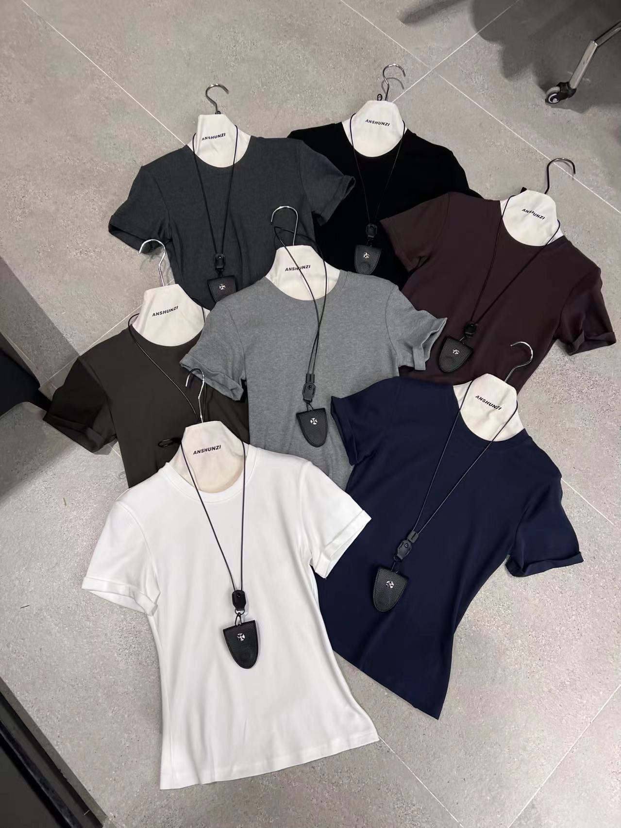 鑫燃KIKI   圆领短袖常规收腰磨毛T恤  D7242  AN