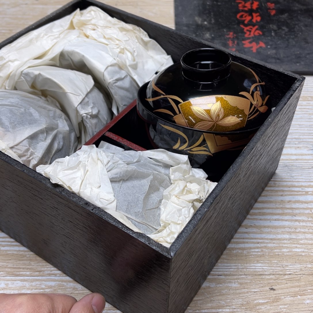 瓷片l****七密密麻麻地排列着一个