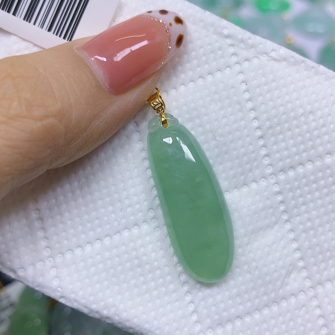 颈饰18K金镶嵌翡翠挂件