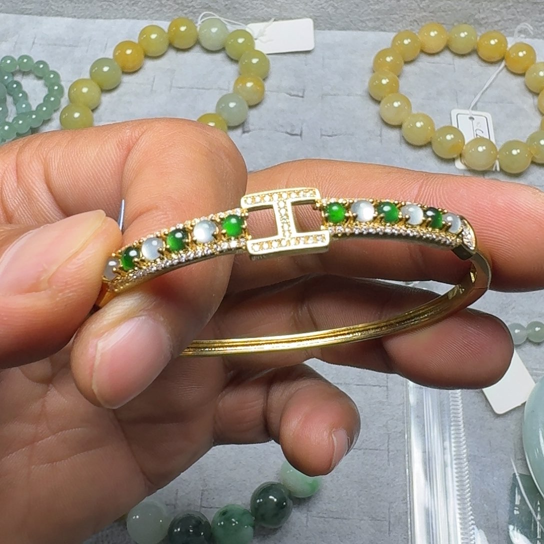 定制翡翠未镶嵌手镯