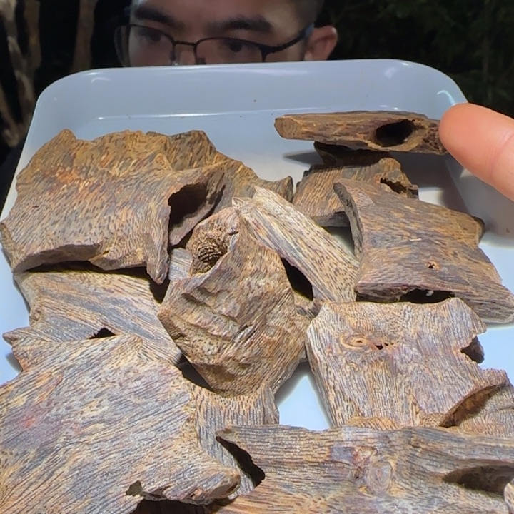 沉香手把件海南老白棋块料100克多样性发其一