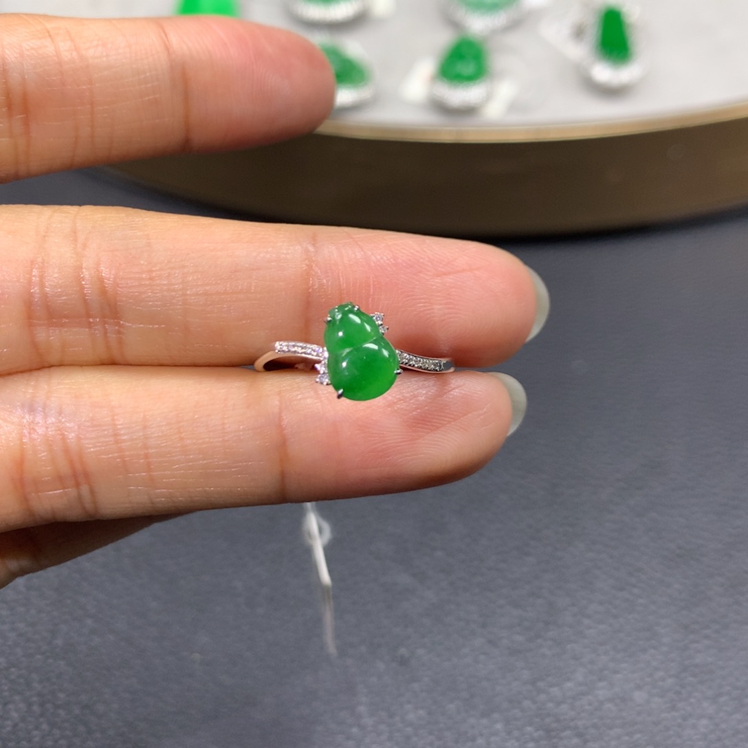 翡翠戒指18K金镶嵌翡翠