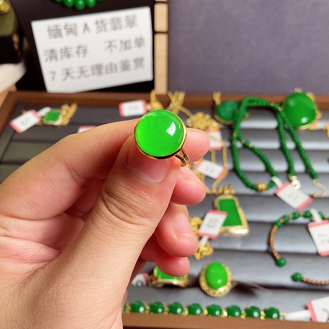 颈饰18K金镶嵌翡翠24