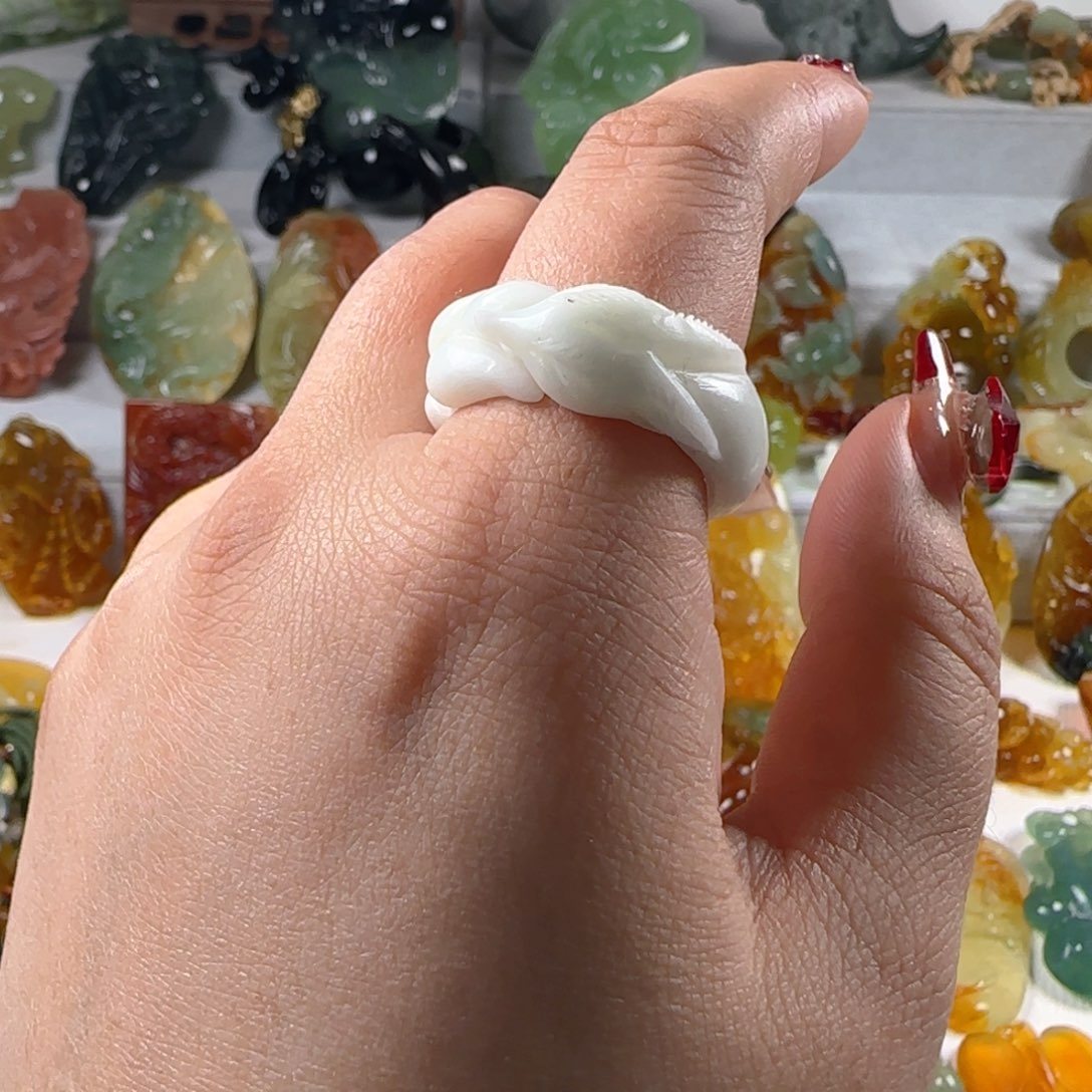 蛇纹石玉颈饰未镶嵌