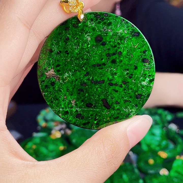 翡翠未镶嵌颈饰多样性