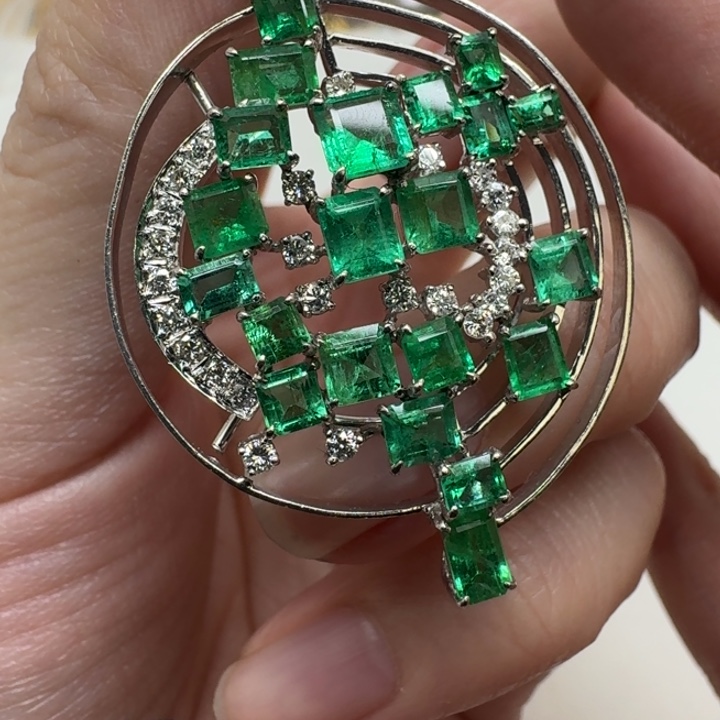 未镶嵌颈饰祖母绿