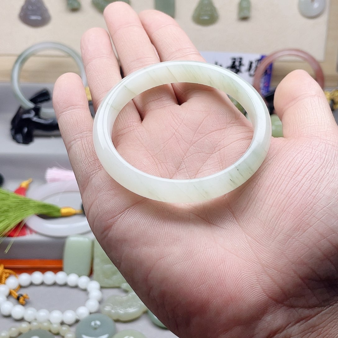 石英质玉手镯未镶嵌明*