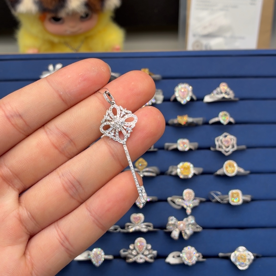 用***好18K金镶嵌钻石戒指/指环钻石吊坠