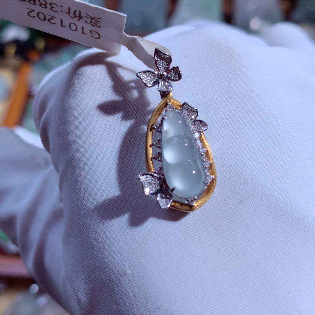 翡翠颈饰18K金镶嵌玻璃种