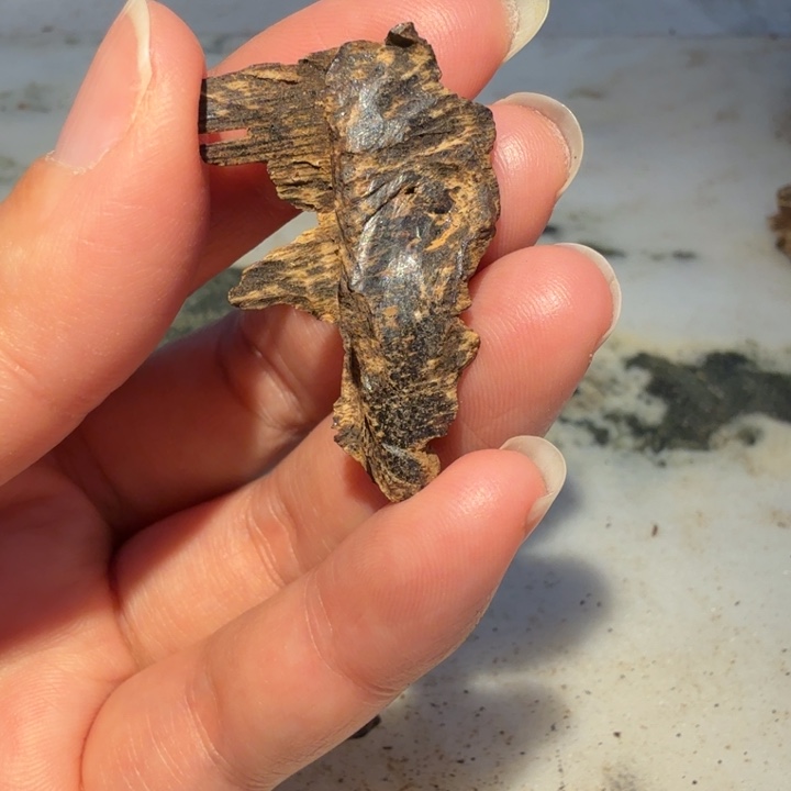 沉香吊坠海南尖峰岭生结吊壁料老沉香1.56克