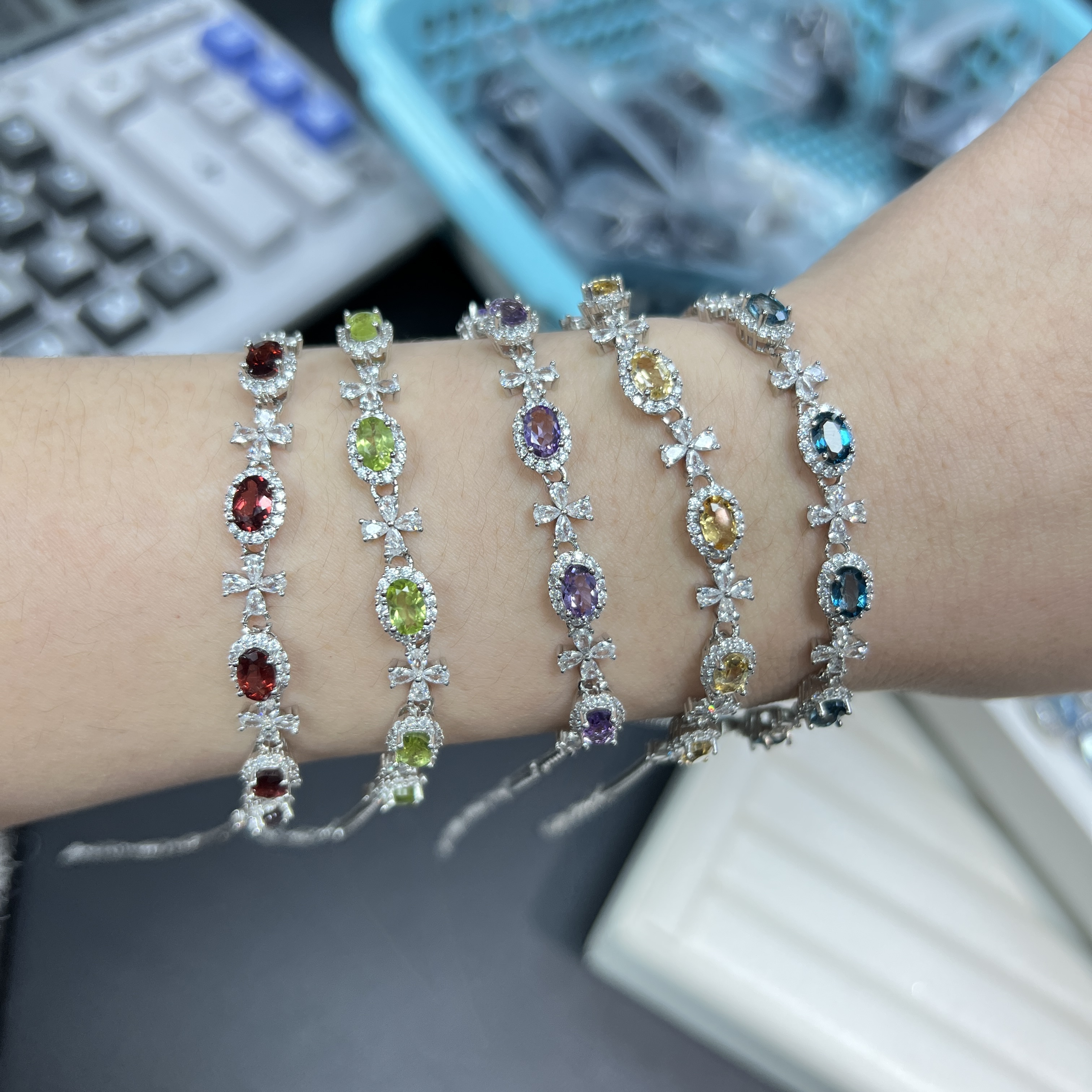 水晶彩宝镶嵌手链多样性发其一