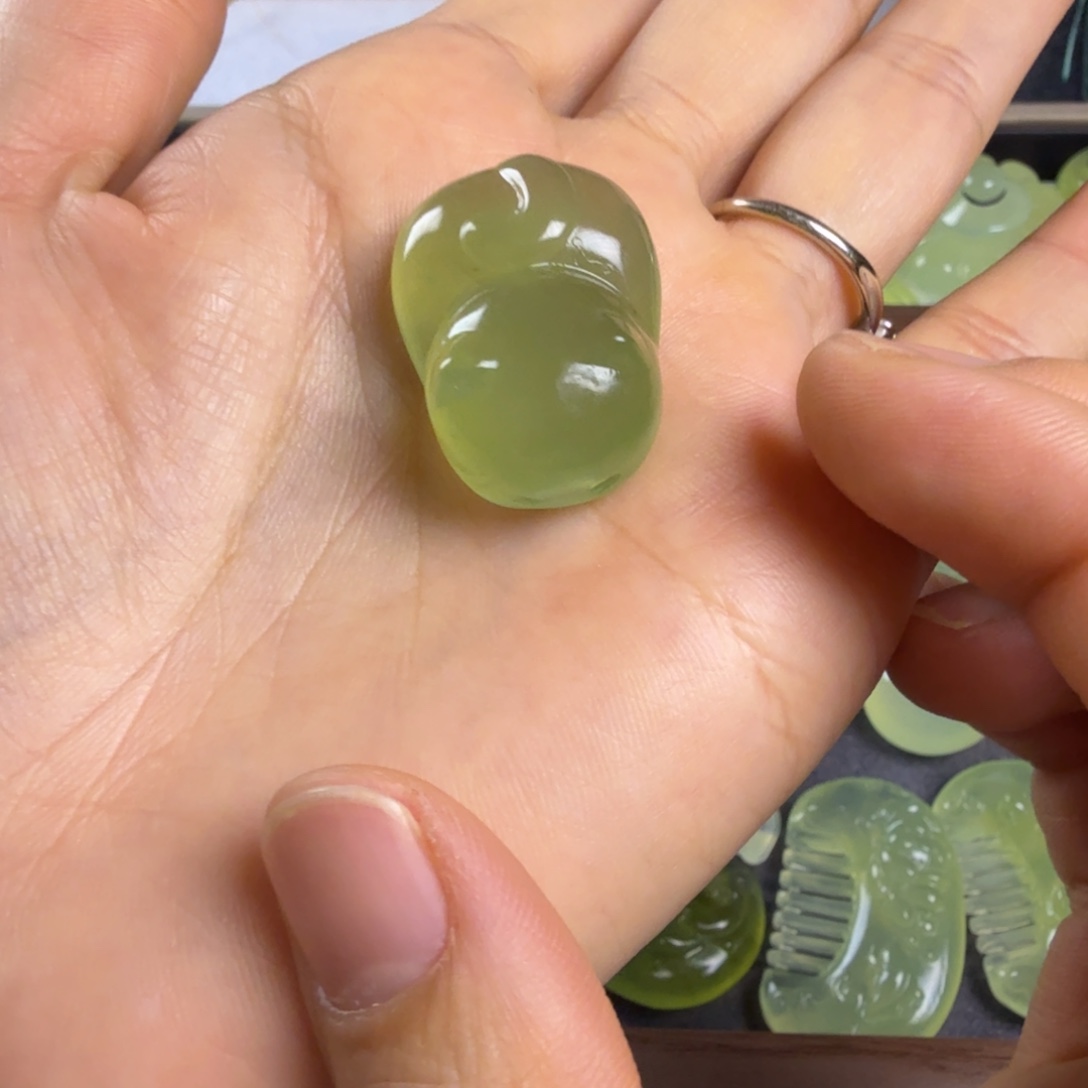 海***月蛇纹石玉未镶嵌颈饰