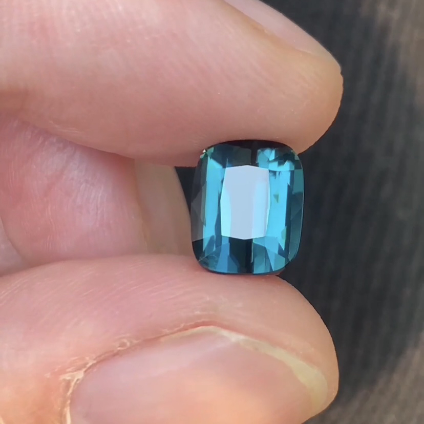 天然阿富汗拉贡碧玺 3.43ct  自然光拍摄 全干净完美 尺寸7.7×9.6