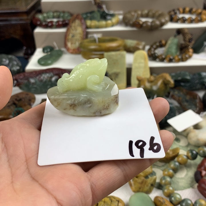 鹿***革岫岩老玉（透闪石质玉）未镶嵌珠宝奇石