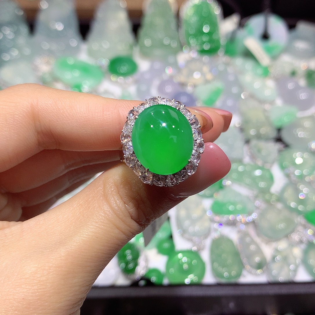 翡翠18K金镶嵌颈饰蛋