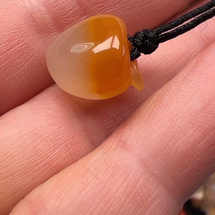 石英质玉（黄龙玉）颈饰合金