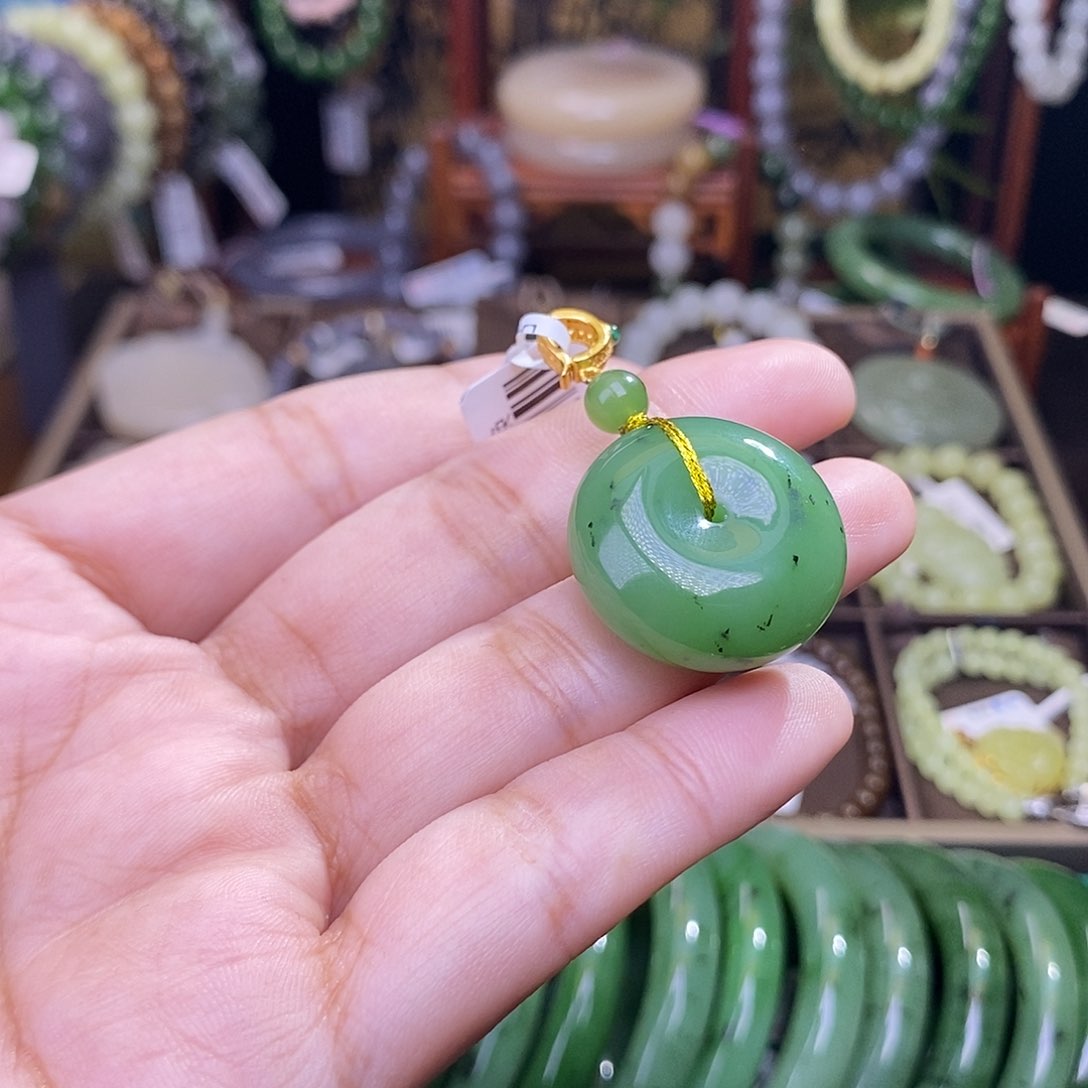 和田玉未镶嵌碧玉满色满绿老矿料平安扣
