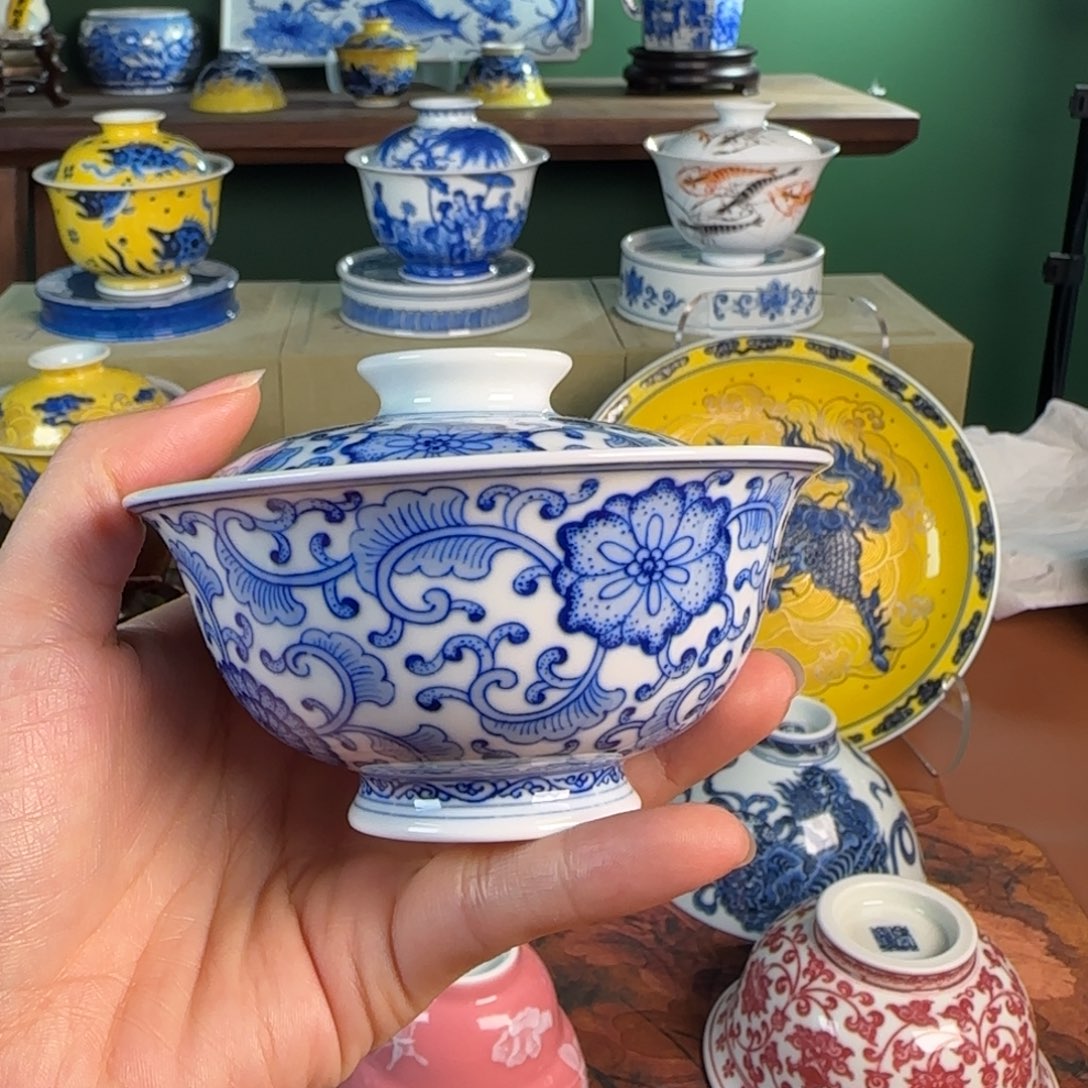 杯福利青花缠枝盖碗。  