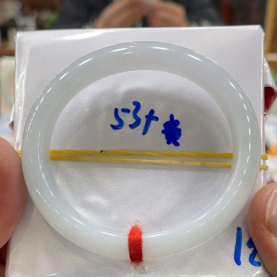 翡翠手镯未镶嵌翡翠