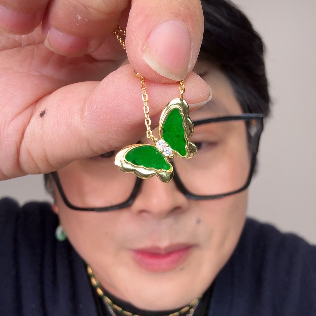 翡翠未镶嵌颈饰一件