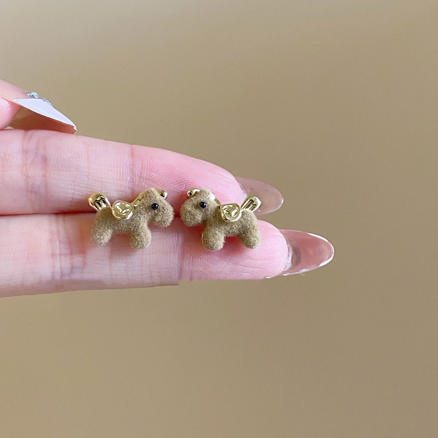 铜合金耳饰 秋冬卡其色植绒小马耳钉女新款生肖新年耳环1634
