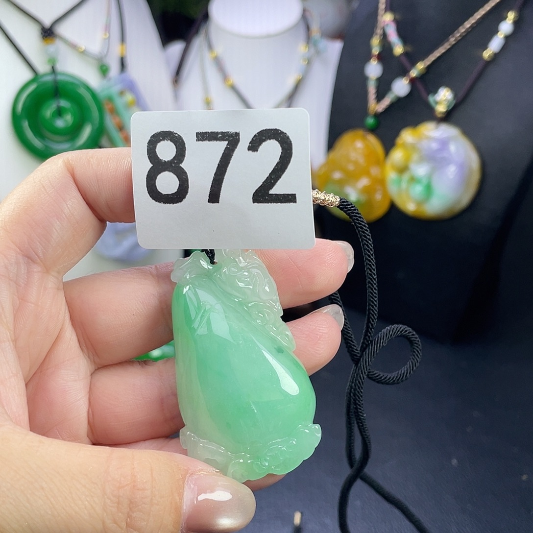 翡翠未镶嵌吊坠(赠链)