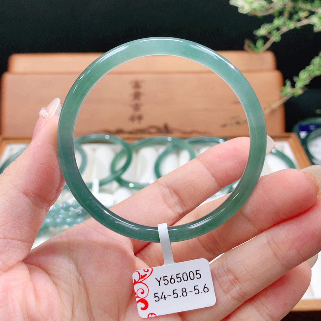 翡翠手镯未镶嵌天然