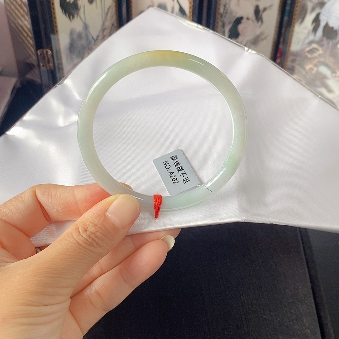 翡翠未镶嵌手镯（圆镯）57.8