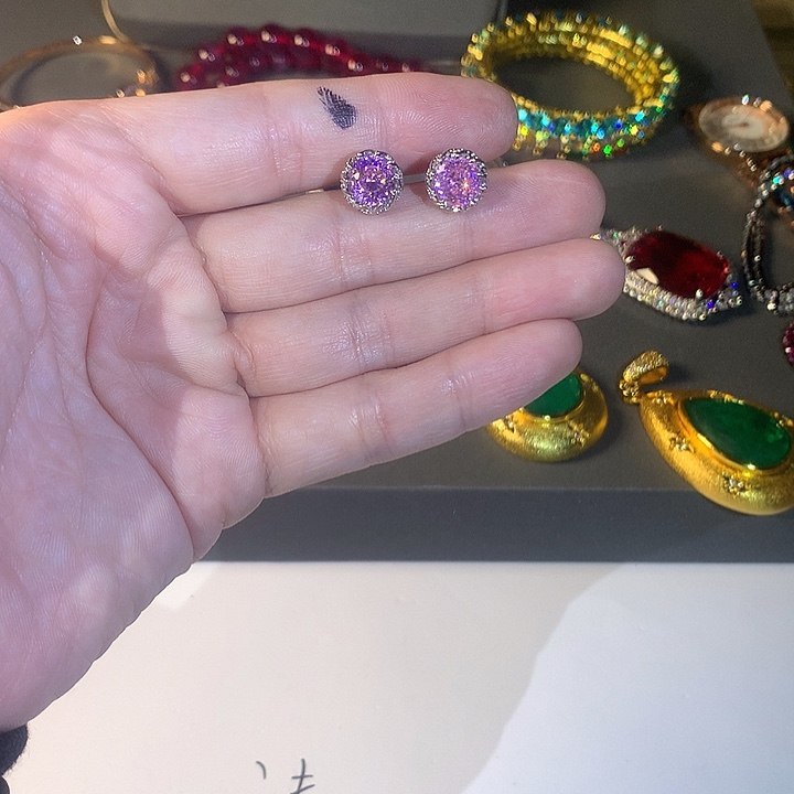 非金属79粉色耳钉。           