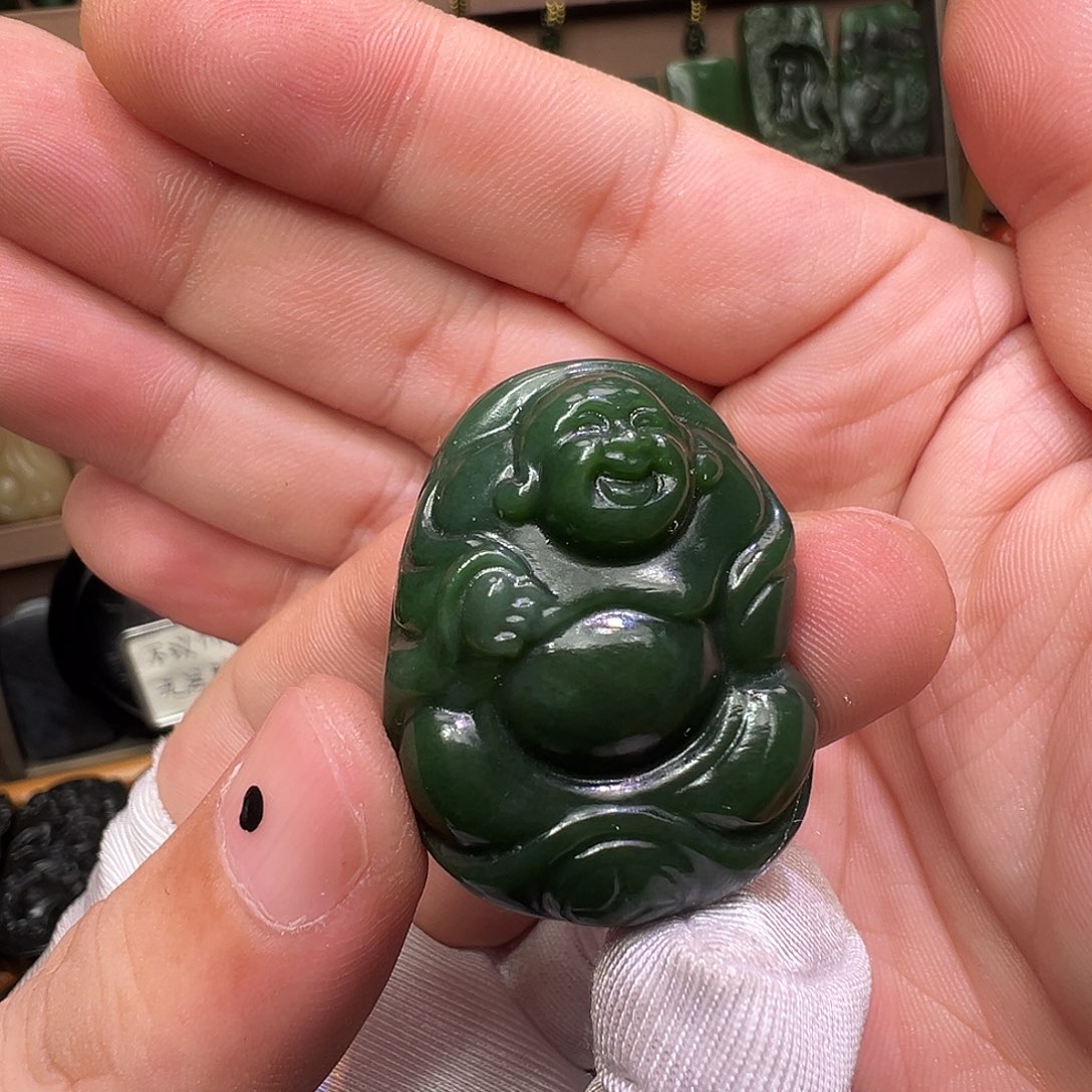 和田玉未镶嵌颈饰俄碧黑皮满肉菠菜绿手工雕刻佛公巨值！