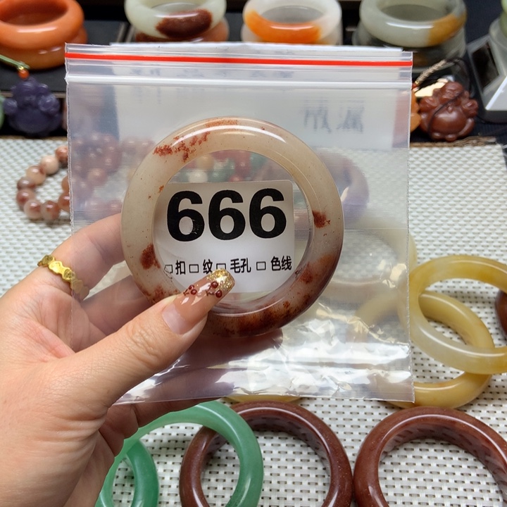 喵***宝石英质玉未镶嵌手镯