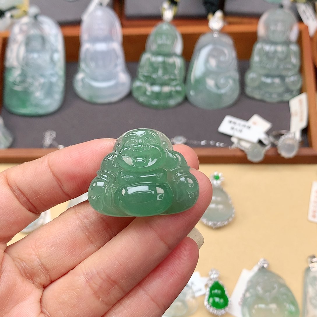 翡翠颈饰未镶嵌佛公