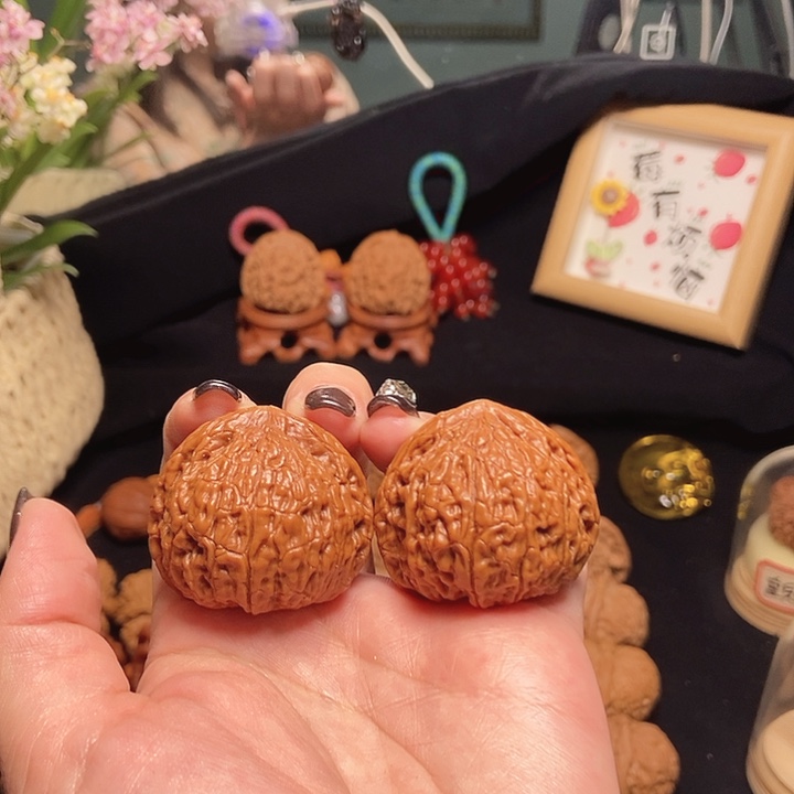 衡***）文玩核桃吊坠一抹红全品40.5尺