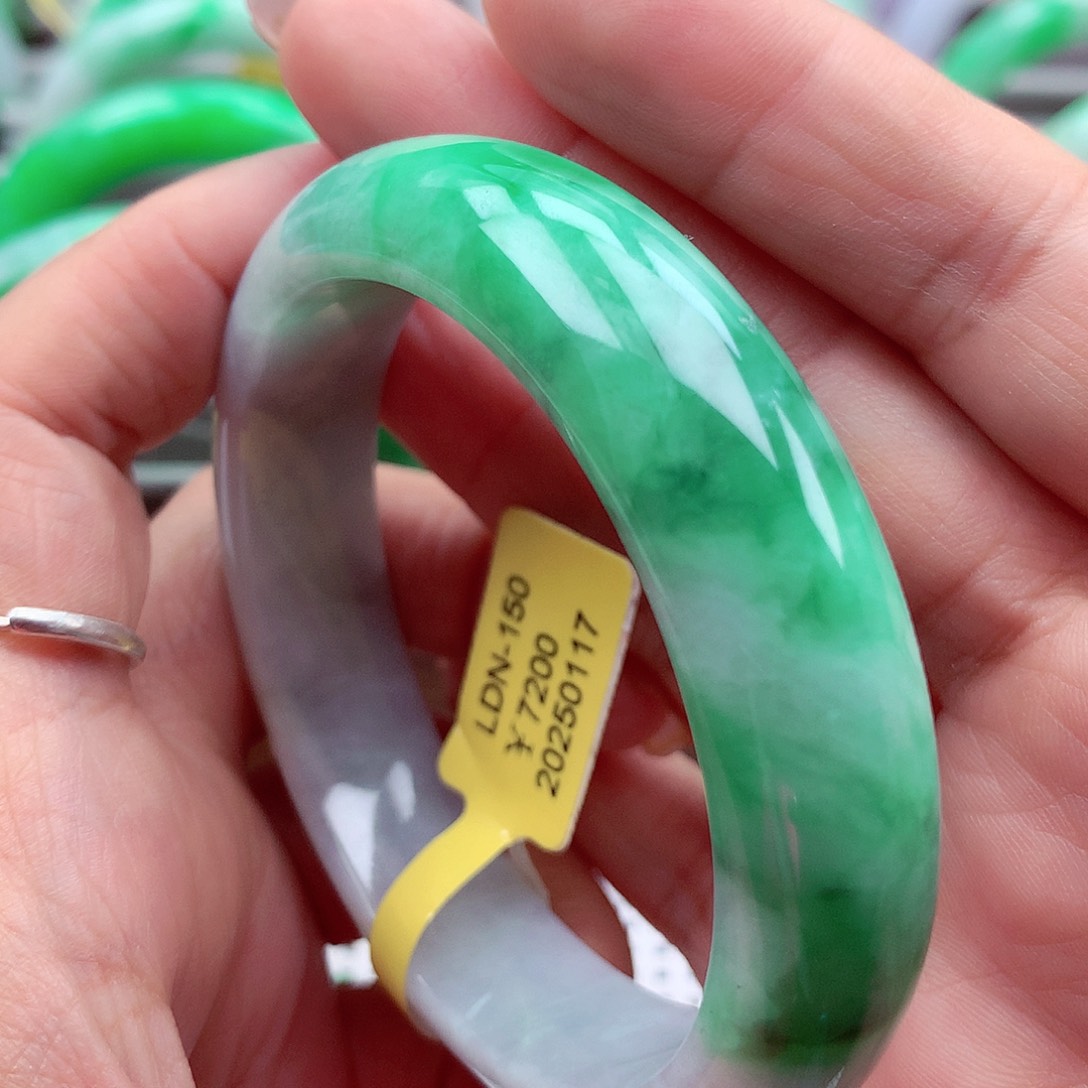 翡翠手镯未镶嵌翡翠