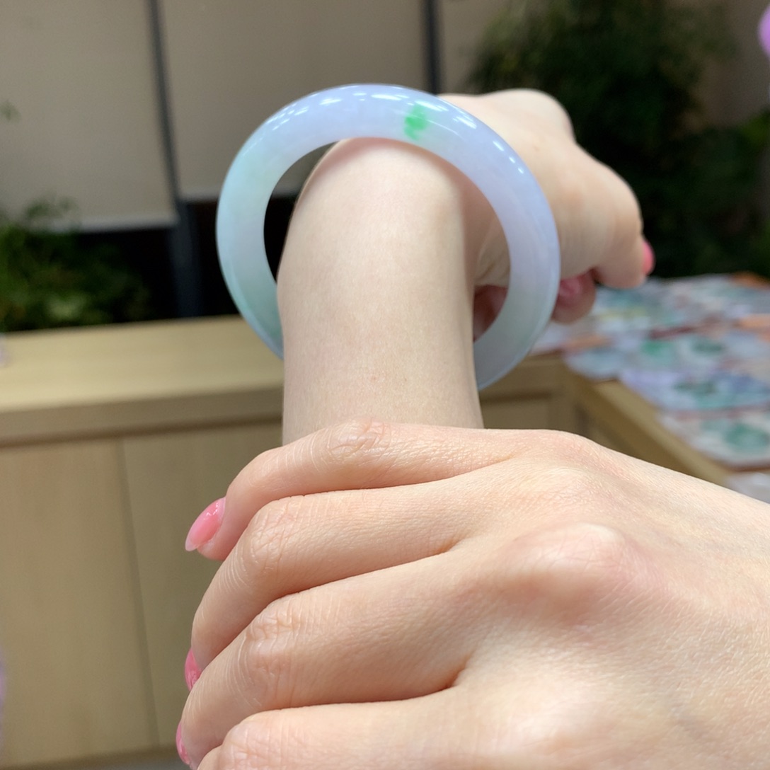 翡翠手镯未镶嵌不退不换