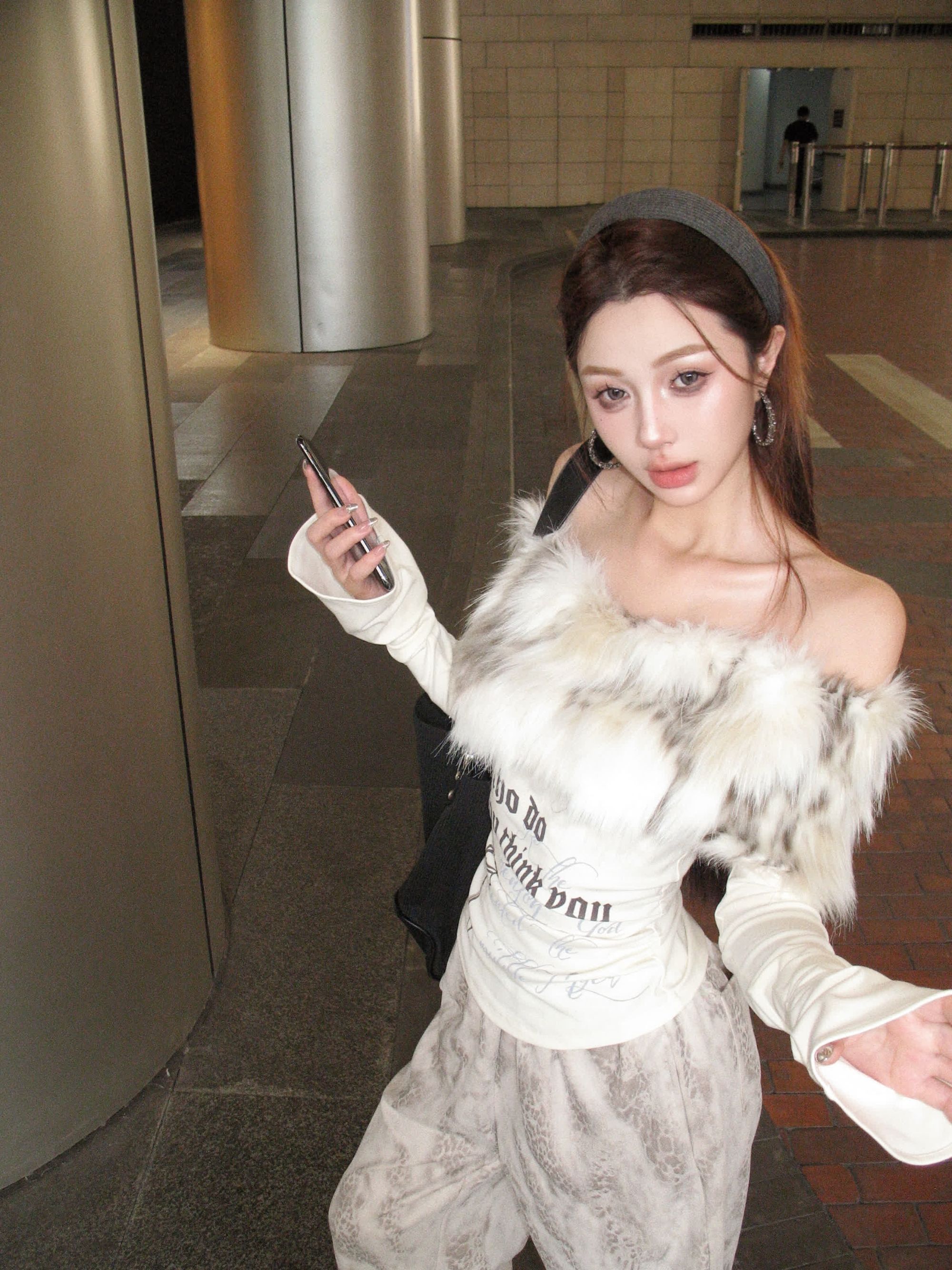 【紫琪现货专属无运补】毛毛领一字肩长袖T恤修身收腰辣妹上衣夏