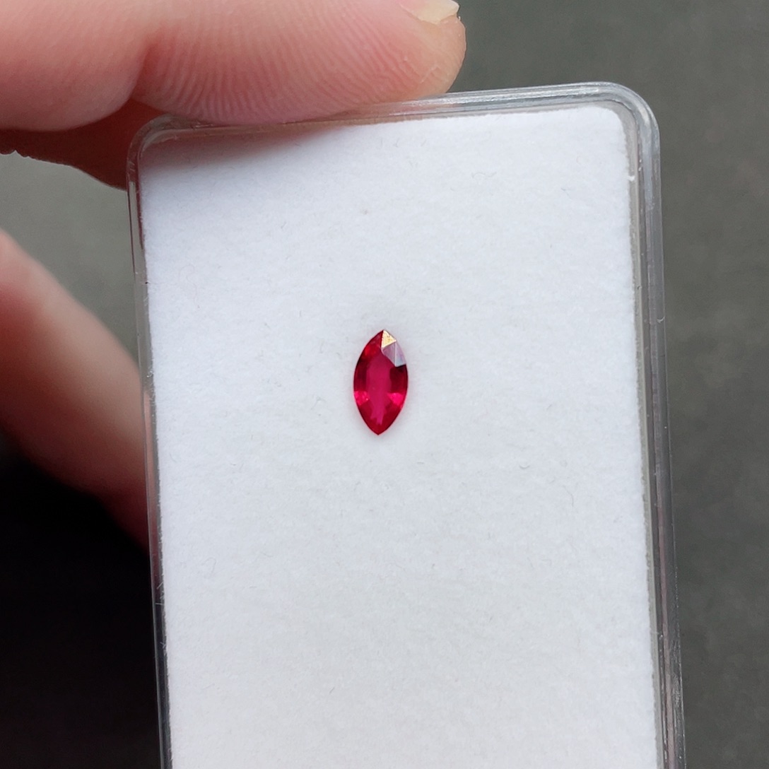 红宝石裸石未镶嵌0.51克拉无烧鸽血红吉尔德证书