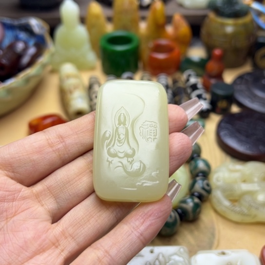 蛇纹石玉未镶嵌颈饰