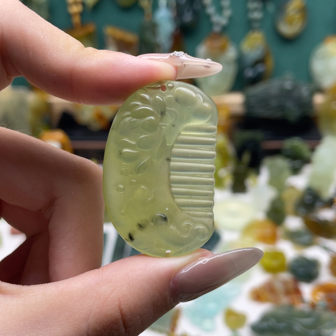 蛇纹石玉颈饰未镶嵌