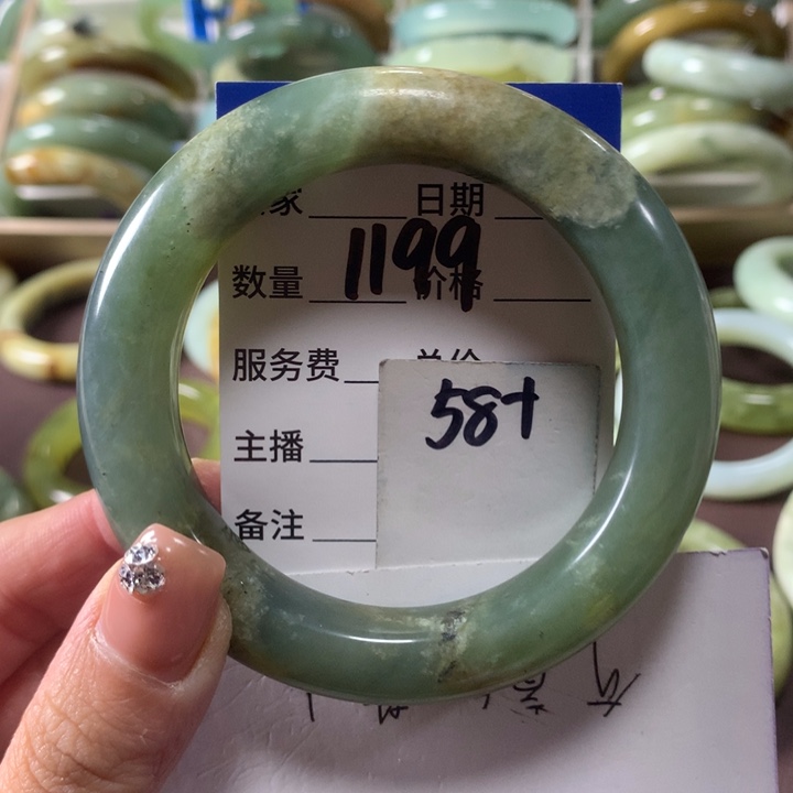 蛇纹石玉未镶嵌手镯