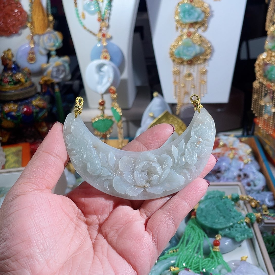 翡翠颈饰未镶嵌小**?冰黄底牡丹弯