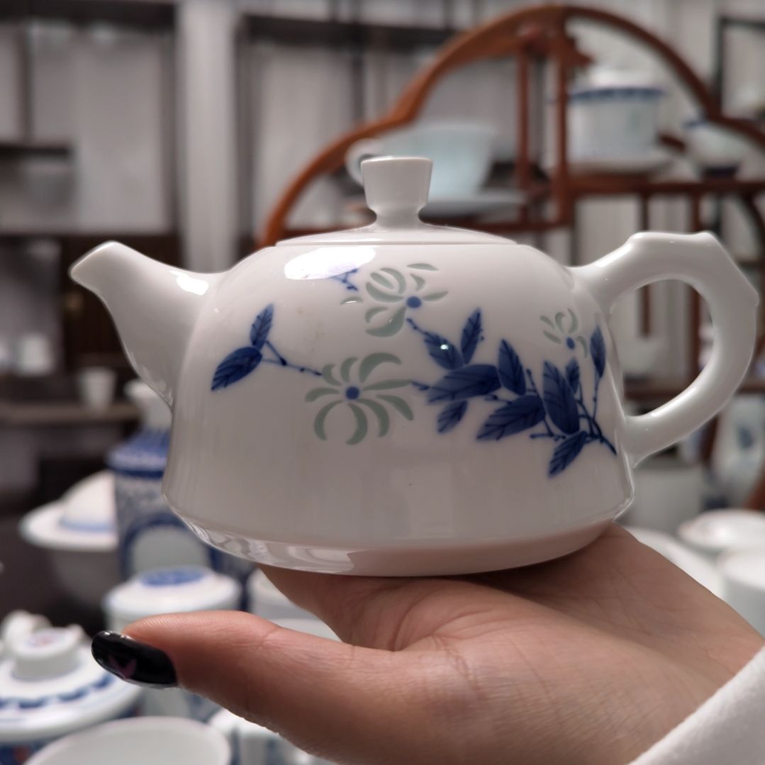 陶瓷手绘山丹丹茶壶一个