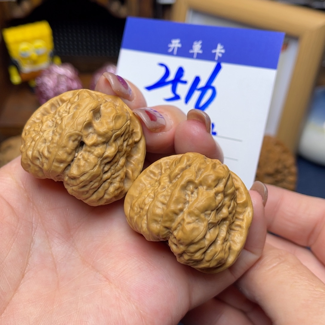 桃核把件蛤蟆头39李。  