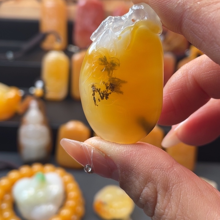 石英质玉（黄龙玉）合金挂件