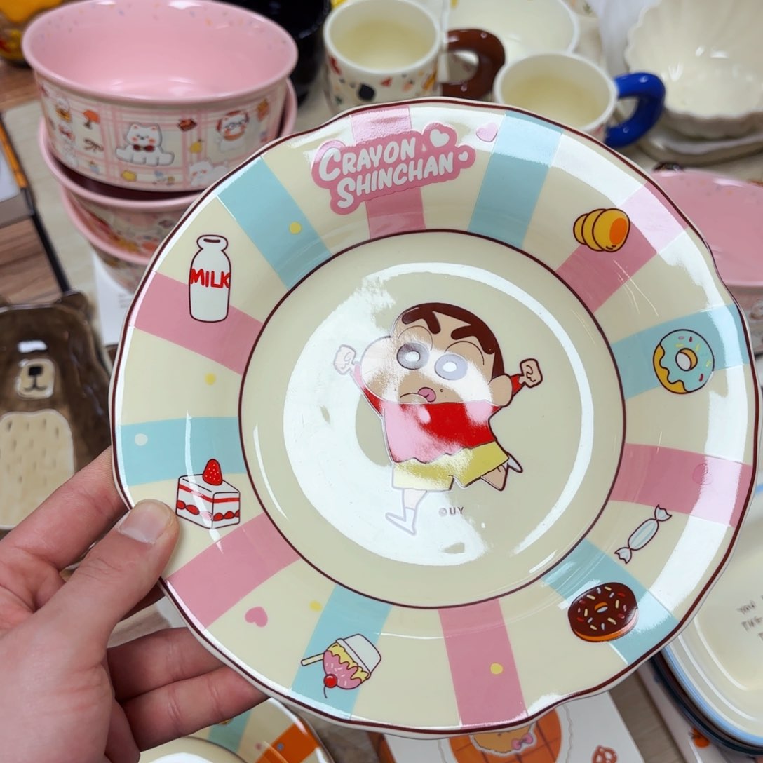 白瓷蜡笔小新八寸草帽盘正版