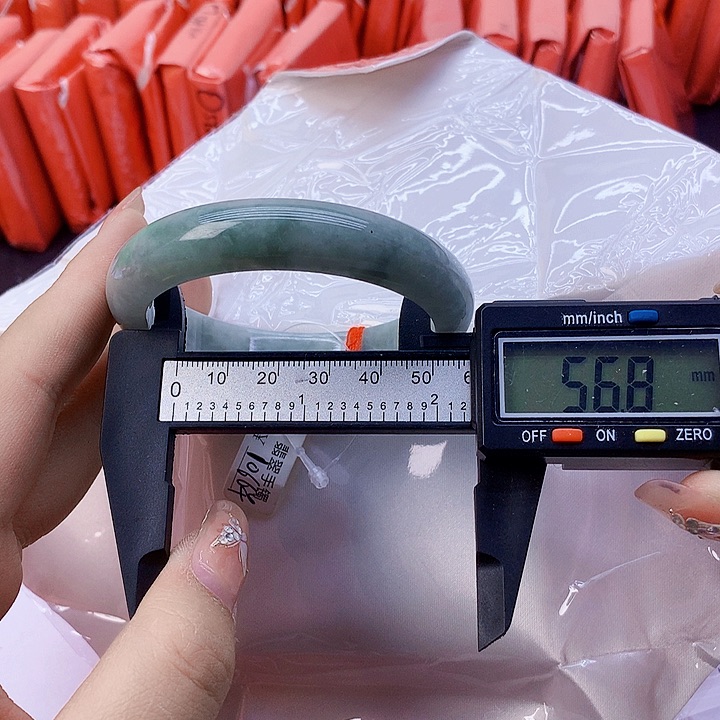 翡翠手镯未镶嵌125。